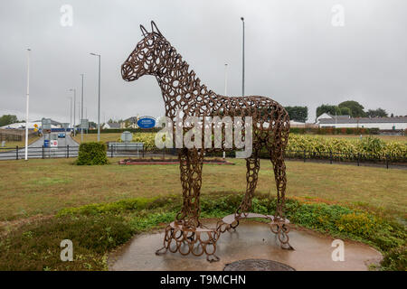 Atemberaubende Pferdeskulptur aus geschweißtem Pferd Schuhe vor dem Haupteingang der Curragh Racecourse, Co Kildare, Irland. Stockfoto