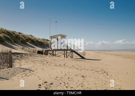 Lifeguard Station auf der riesigen Sandstrand bei Formby, Merseyside, England, Großbritannien Stockfoto