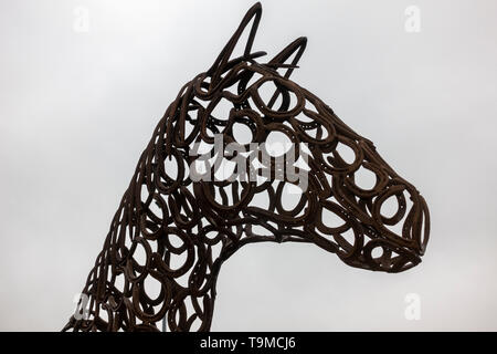 Nahaufnahme des Kopfes o Eine atemberaubende Pferdeskulptur aus geschweißtem Pferd Schuhe vor dem Haupteingang der Curragh Racecourse, Co Kildare, Irland. Stockfoto