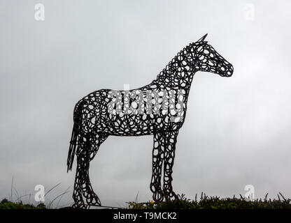 Atemberaubende Pferdeskulptur aus geschweißtem Pferd Schuhe vor dem Haupteingang der Curragh Racecourse, Co Kildare, Irland. Stockfoto