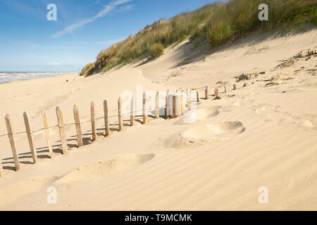 Zaun durch Wind Sand begraben am Strand von Formby, Merseyside, England, Großbritannien Stockfoto