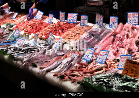 Palma de Mallorca, Spanien - 20. März 2019: frischer Fisch und Meeresfrüchte Anzeige für den Verkauf in den lokalen Fischmarkt Abschaltdruck Stockfoto