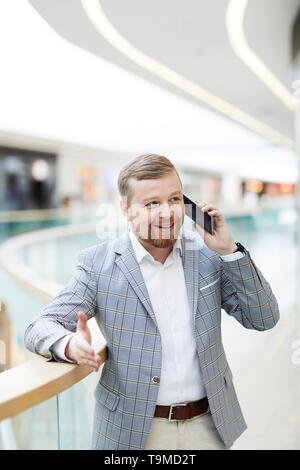 Inhalt zuversichtlich Geschäftsmann am Telefon Stockfoto