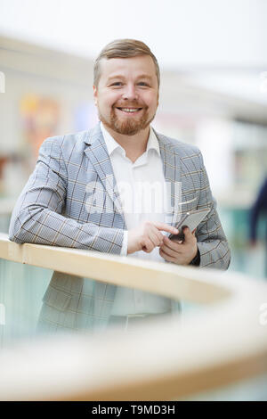 Gerne mollig Mann mit Smartphone Stockfoto