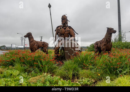 Skulpturen von 'Fionn Mac Cumhail und seine Hunde" von Lynn Kirkham, an Ballymany Kreisverkehr (Ausfahrt 12 der Autobahn M7), Co Kildare, Irland. Stockfoto