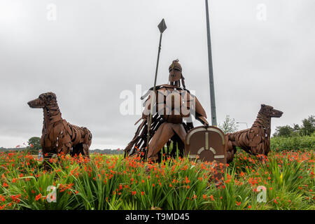 Skulpturen von 'Fionn Mac Cumhail und seine Hunde" von Lynn Kirkham, an Ballymany Kreisverkehr (Ausfahrt 12 der Autobahn M7), Co Kildare, Irland. Stockfoto