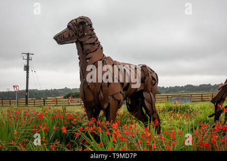 Skulpturen von 'Fionn Mac Cumhail und seine Hunde" von Lynn Kirkham, an Ballymany Kreisverkehr (Ausfahrt 12 der Autobahn M7), Co Kildare, Irland. Stockfoto