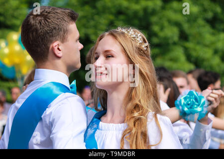 Dnipro Stadt, Dnepropetrovsk, Ukraine 26. 05. 2018. Schöne blonde Mädchen tanzen auf der Absolventenfeier der Schule, die letzte Glocke, Schule Stockfoto