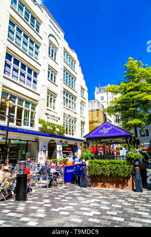 Menschen Essen al fresco Restaurants in St. Christopher's Place, London, UK Stockfoto