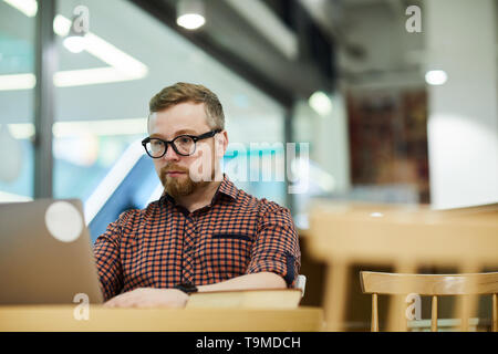 Männliche Freelancer im Cafe arbeiten Stockfoto