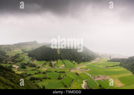 Antenne Landschaft zeigen schlechte Wetter über Caldeira do Alferes, ein Caldeira innerhalb der großen Vulkan Krater Sete Cidades auf der Insel São Miguel in der Stockfoto