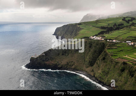 Antenne Landschaft aus dem Farol Do Arnel Leuchtturm an der Ostküste der Insel São Miguel in der Nähe von Nordeste Dorf, Portugal Stockfoto