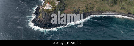 Antenne Landschaft aus dem Farol Do Arnel Leuchtturm an der Ostküste der Insel São Miguel in der Nähe von Nordeste Dorf, Portugal Stockfoto
