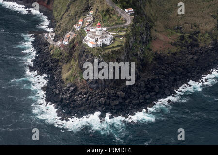 Antenne Landschaft aus dem Farol Do Arnel Leuchtturm an der Ostküste der Insel São Miguel in der Nähe von Nordeste Dorf, Portugal Stockfoto