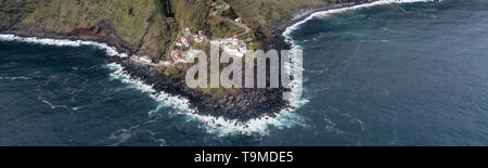 Antenne Landschaft aus dem Farol Do Arnel Leuchtturm an der Ostküste der Insel São Miguel in der Nähe von Nordeste Dorf, Portugal Stockfoto