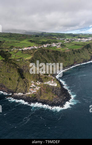 Antenne Landschaft aus dem Farol Do Arnel Leuchtturm an der Ostküste der Insel São Miguel in der Nähe von Nordeste Dorf, Portugal Stockfoto