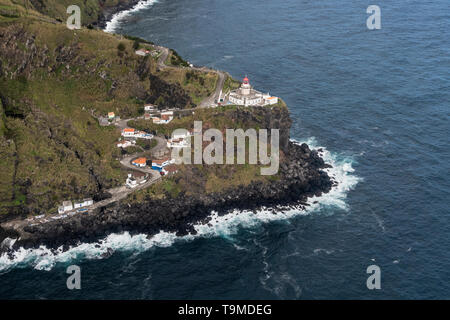 Antenne Landschaft aus dem Farol Do Arnel Leuchtturm an der Ostküste der Insel São Miguel in der Nähe von Nordeste Dorf, Portugal Stockfoto