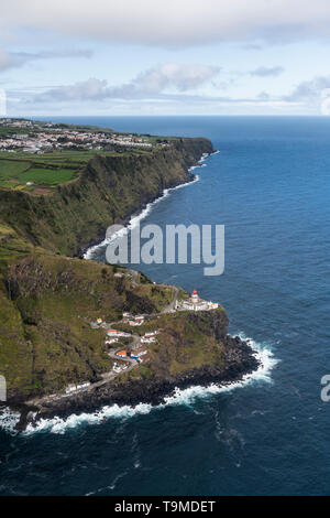 Antenne Landschaft aus dem Farol Do Arnel Leuchtturm an der Ostküste der Insel São Miguel in der Nähe von Nordeste Dorf, Portugal Stockfoto