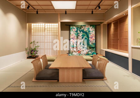 Im traditionellen Japanischen Stil kurze Tabelle und beinlose Stühle auf Tatami-matten Stockfoto