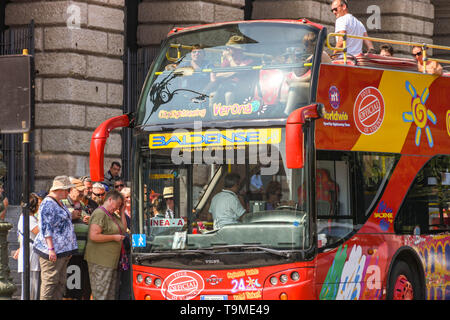 VERONA, ITALIEN - September 2018: Leute, die auf eine Hop-on Hop-off Sightseeing Tour Bus im Zentrum von Verona Stockfoto