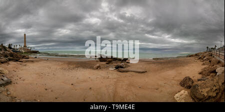 Strand Chipiona, in der Provinz Cadiz, Spanien, mit dem Leuchtturm im Hintergrund an einem Wintertag Stockfoto
