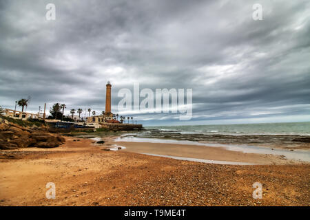 Strand Chipiona, in der Provinz Cadiz, Spanien, mit dem Leuchtturm im Hintergrund an einem Wintertag Stockfoto