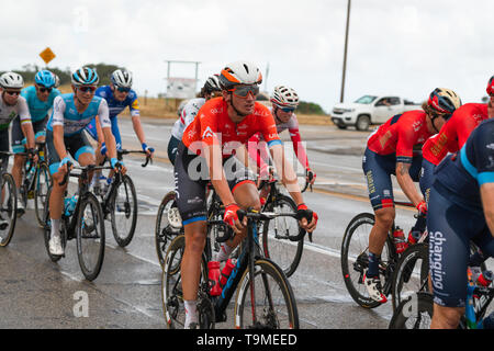 Amgen Tour von Kalifornien 2019. Stufe 5. Radfahrer Brise durch Santa Barbara County. Regen. Orcutt, Santa Barbara County, Kalifornien, 16. Mai 2019 Stockfoto