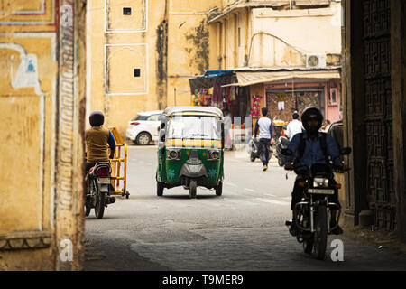 Das Leben in der Stadt mit Auto Rikscha (auch als Tuc Tuc bekannt) und Motorräder durch die Straßen von Jaipur. Stockfoto