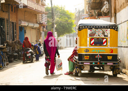 Einige indische Frauen Sari tragen, sind ein Spaziergang durch die engen Gassen von Jaipur. Stockfoto