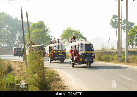 Eine Gruppe Buddhistischer Mönche sind auf eine Auto-rikscha (Tuc Tuc) in Bodh Gaya. Stockfoto