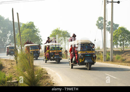 Eine Gruppe Buddhistischer Mönche sind auf eine Auto-rikscha (Tuc Tuc) in Bodh Gaya. Stockfoto