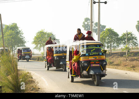 Eine Gruppe Buddhistischer Mönche sind auf eine Auto-rikscha (Tuc Tuc) in Bodh Gaya. Stockfoto