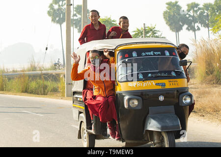 Eine Gruppe Buddhistischer Mönche sind auf eine Auto-rikscha (Tuc Tuc) in Bodh Gaya. Stockfoto