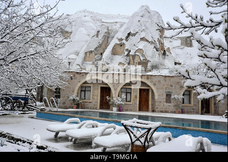 Ungewöhnliche natürliche Steinformationen mit Schnee in Göreme in Kappadokien Region der Türkei Stockfoto