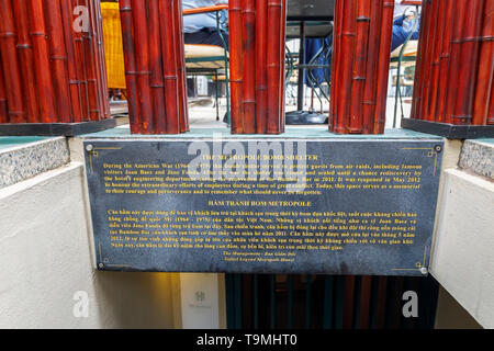 Metropole Luftschutzbunker Plakette am Eingang des Air Raid Bunker aus dem Vietnamkrieg in den Sofitel Legend Metropole Hanoi Hotel in Hanoi Stockfoto