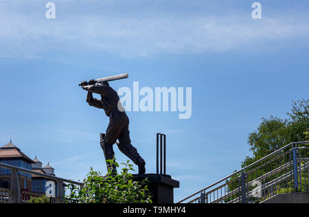 Bronzestatue von Cricket Spieler Eric Bedser auf bedser Brücke, eine Fußgängerbrücke auf der Basingstoke Canal verbindet die WWF-UK Hauptquartier in die Innenstadt Stockfoto