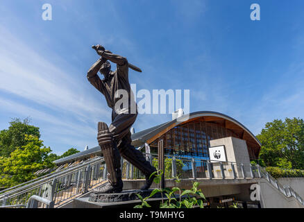 Bronzestatue von Cricket Spieler Eric Bedser auf bedser Brücke, eine Fußgängerbrücke auf der Basingstoke Canal verbindet die WWF-UK Hauptquartier in die Innenstadt Stockfoto