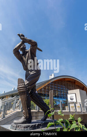 Bronzestatue von Cricket Spieler Eric Bedser auf bedser Brücke, eine Fußgängerbrücke auf der Basingstoke Canal verbindet die WWF-UK Hauptquartier in die Innenstadt Stockfoto