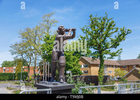 Bronzestatue von Cricket Spieler Eric Bedser auf bedser Brücke, eine Fußgängerbrücke auf der Basingstoke Canal verbindet die WWF-UK Hauptquartier in die Innenstadt Stockfoto