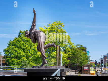 Bronzestatue von Kricketspieler Sir Alec Bedser auf bedser Brücke, eine Fußgängerbrücke auf der Basingstoke Canal verbindet WWF-UK Hauptquartier in die Innenstadt Stockfoto