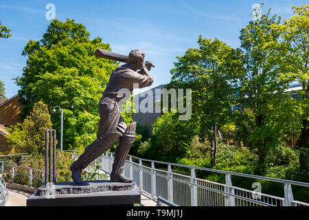 Bronzestatue von Cricket Symbol Eric Bedser auf bedser Brücke, eine Fußgängerbrücke über der Basingstoke Canal verbindet die WWF-UK Hauptquartier in die Innenstadt Stockfoto