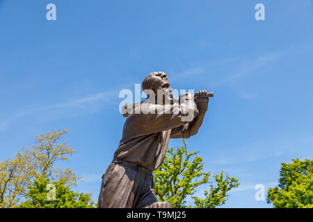 Bronzestatue von Cricket Symbol Eric Bedser auf bedser Brücke, eine Fußgängerbrücke über der Basingstoke Canal verbindet die WWF-UK Hauptquartier in die Innenstadt Stockfoto