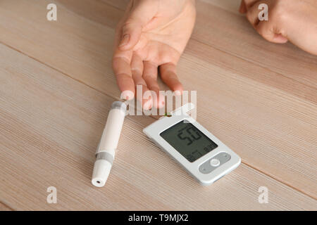 Frau Messung von Glukose mit digitalen glucometer, Nahaufnahme. Diabetes Control Stockfoto