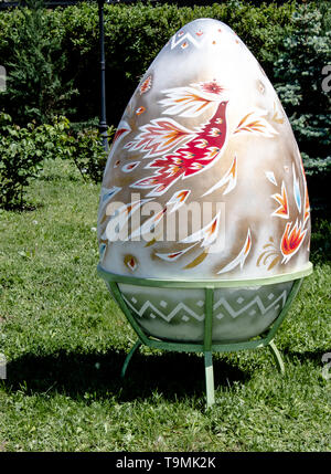 Dekorative große Eier sind auf der Straße auf dem Gras. Malerei dekorative Eier. Stockfoto