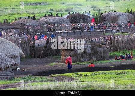 Maasai Boma mit Schlamm und Kuhdung Hütten und Perlenketten zu verkaufen, Ngorongoro Conservation Area, Tansania Stockfoto