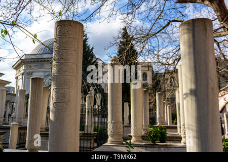 Historischen osmanischen muslimischen Friedhof. Islamischen Grabsteinen in Cemberlitas Türk ocagi, Istanbul, Türkei, 12.01.2019 Stockfoto