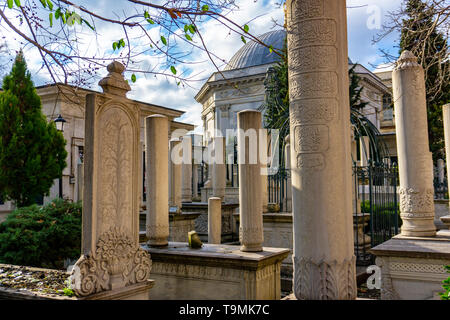 Historischen osmanischen muslimischen Friedhof. Islamischen Grabsteinen in Cemberlitas Türk ocagi, Istanbul, Türkei, 12.01.2019 Stockfoto