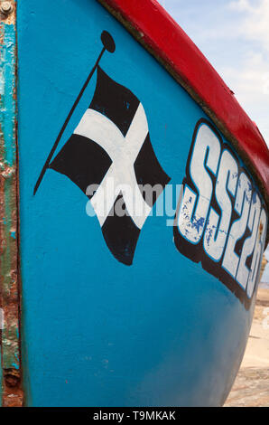 Die kornische Flagge malte auf der Bug eines St. Ives Fischerboot Stockfoto