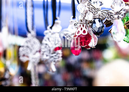 Verschiedene Halsketten in verschiedenen Formen und Farben mit farbigen Steine auf einem verschwommenen Hintergrund. Close-up. Stockfoto