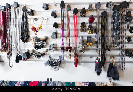 Viele schöne verschiedene Zubehör auf dem Stand in Store Stockfoto